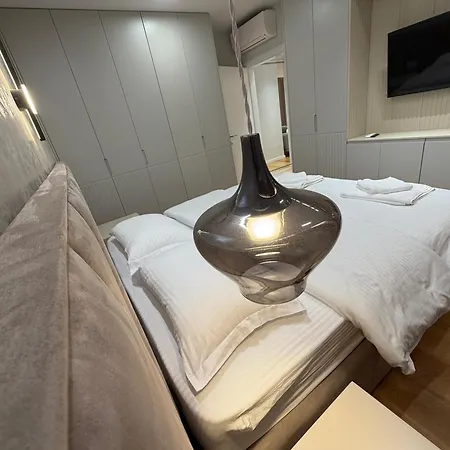 アパート Sunhill Komuna Luxury ティラナ