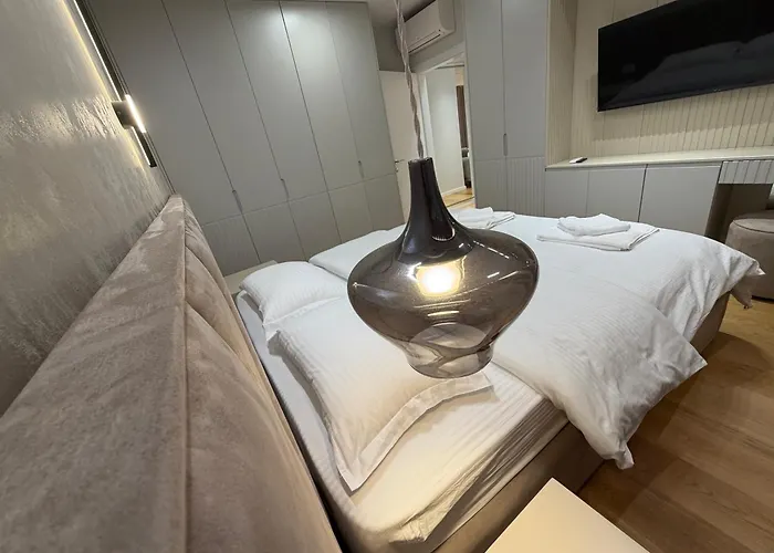 アパート Sunhill Komuna Luxury ティラナ